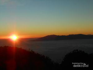 Pemandangan Mempesona dari Gunung Butak di Kota Batu Jatim