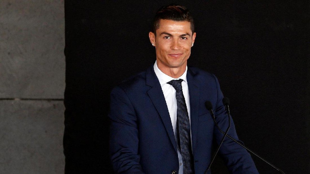 Martunis melelang jersey pemberian Cristiano Ronaldo. (Foto: REUTERS/Rafael Marchante)