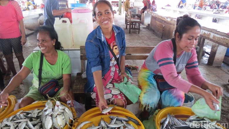 Senyum pedagang Pasar Atambua (Fitraya Ramadhanny/detikTravel) Senyum pedagang Pasar Atambua (Fitraya Ramadhanny/detikTravel)