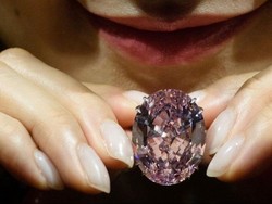 Rekor! Berlian Bintang Merah Jambu Terjual Rp 950 Miliar