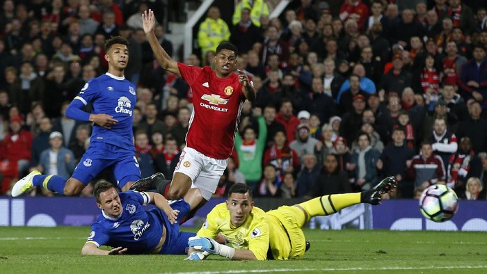 Britain Football Soccer - Manchester United v Everton - Premier League - Old Trafford - 4/4/17 Manchester Uniteds Marcus Rashford shoots at goal  Reuters / Andrew Yates Livepic EDITORIAL USE ONLY. No use with unauthorized audio, video, data, fixture lists, club/league logos or 