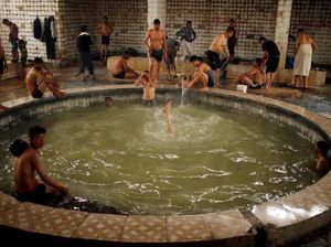 Foto: Pemandian Air Panas di Tengah Medan Perang