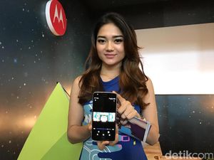 Dara Cantik di Pesta Gadget Erajaya
