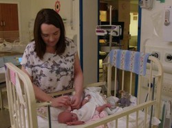 Di RS Ini, Orang Tua Turun Langsung Tangani Bayi Prematurnya