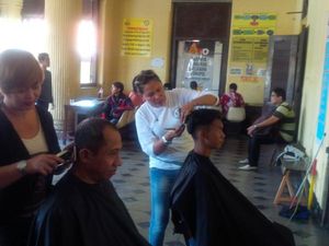 Bikin SKCK di Polsek Palmerah, Gratis Cukur Rambut