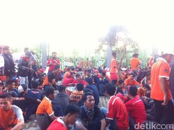Stadion Patriot Bergeliat Jelang Laga Persija vs Timnas U-22