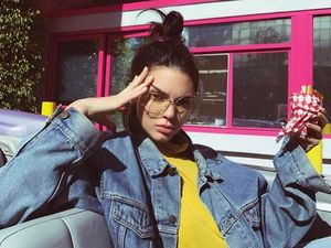 Kendall Jenner Dikabarkan Hisap Ganja Saat Seru-seruan di Coachella Kendall Jenner Dikabarkan Hisap Ganja Saat Seru-seruan di Coachella