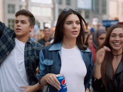 Senggol Isu Politik, Iklan Kendall Jenner untuk Pepsi Dikritik Netizen