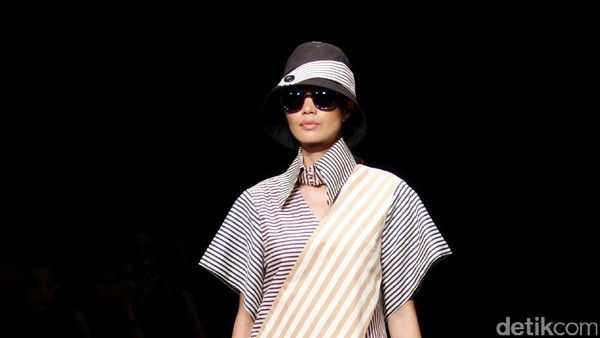 Foto: Koleksi Austere by Tri Handoko di Plaza Indonesia Fashion Week 2017