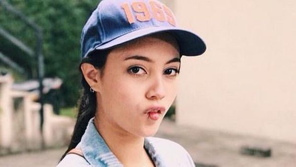 Kala Anggika Bolsterli Berpose Duck Face, Imut?