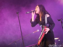 Isyana Sambut Raisa dengan Melodi Romantis di Panggung