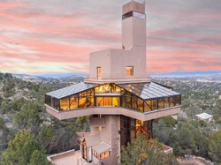Rumah Pohon di Pegunungan AS Ini Mirip Cerobong Pabrik