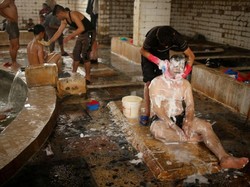 Di Tengah Kecamuk Perang, Pemandian Air Panas Mosul Dibuka Kembali