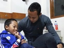 Bahagia Fahri Penderita Kelainan Tulang Saat Dijenguk Atep Persib