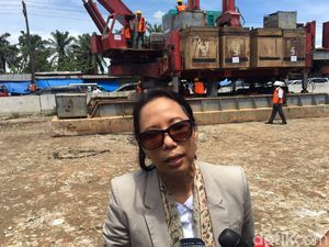 Bercucur Keringat, Begini Gaya Rini Soemarno Blusukan di Tol Medan-Binjai