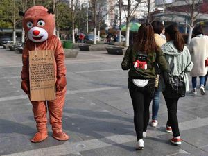 Ayah Ini Jual Pelukan Rp 19 Ribu untuk Biayai Pengobatan Anaknya