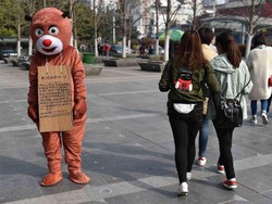 Ayah Ini Jual Pelukan Rp 19 Ribu untuk Biayai Pengobatan Anaknya