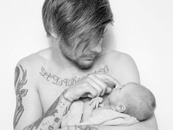 Cute & Sexy, Adam Levine Sampai Louis 1D Topless Saat Bersama Bayi