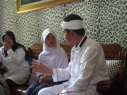 Bertemu Dedi Mulyadi, Devina Curhat Perjuangannya Mencari Ayah