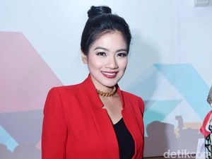 Titi Kamal Menawan dengan Blazer Merah