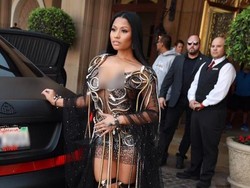 Berusaha Seksi, Nicki Minaj Selfie dengan Bra Tanpa Cup di Ruang Ganti