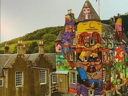 Unik! Kastil di Skotlandia Ini Dindingnya Penuh Grafiti