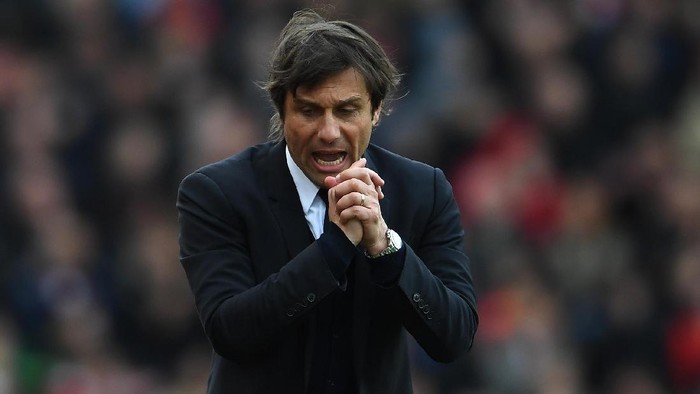 Tangan Conte yang Tak Pernah Bisa Diam