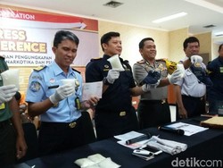 Bea-Cukai Gagalkan Penyelundupan Sabu yang Disimpan dalam Sepatu