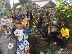 Suryansyah Manfaatkan Botol dan Plastik Bekas untuk Hias Rumahnya