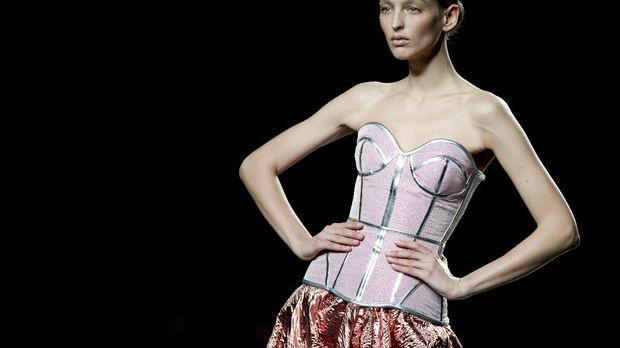 A model presents creations from Maya Hansen's Autumn/Winter 2016-2017 collection during the Mercedes-Benz Madrid Fashion Week in Madrid on February 21, 2016 / AFP PHOTO / BELEN DIAZ