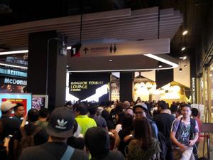 Antrean Penukaran Tiket Konser Coldplay di Bangkok Mengular Berjam-jam