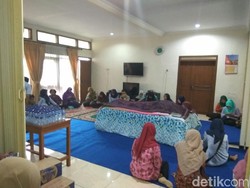 Pegawai dan Pejabat Melayat ke Rumah Duka Kakanwil KemenkumHAM Jatim
