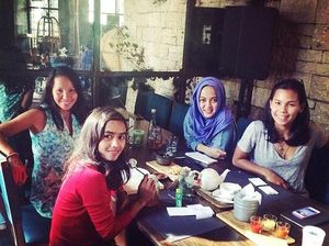 Triyaningsih Pilih-Pilih Tempat Hangout yang Asyik Buat Ngobrol Triyaningsih Pilih-Pilih Tempat Hangout yang Asyik Buat Ngobrol