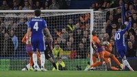 Bermain di Stamford Bridge, Kamis (6/4/2017) dinihari WIB, Chelsea unggul lebih dulu melalui tembakan Hazard pada menit kesepuluh. Reuters / Toby Melville.