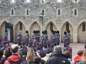 Di Kastil Windsor, Bisa Lihat Upacara Pergantian Penjaga yang Keren!