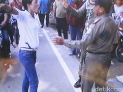 Kios akan Dibongkar Satpol PP, Wanita Ini Mengamuk Bawa Celurit