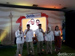 Asyiknya Anies-Sandi Bernyanyi: Kirimkan Gubernur yang Baik Hati