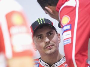 Gagal Pertahankan Posisi di Lap-lap Akhir, Lorenzo Alami Problem di Ban Depan