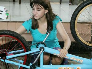 Cassandra Lee Jatuh Saat Pertama Gowes BMX di Nathan & Nadia