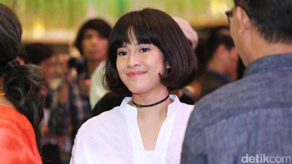  Ayu Tenan, Dian Sastrowardoyo dengan Kebaya Putih