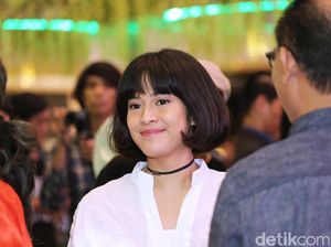  Ayu Tenan, Dian Sastrowardoyo dengan Kebaya Putih