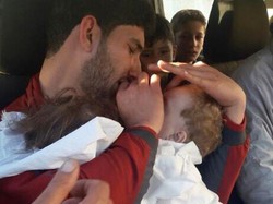 Foto Mengharukan Pria Suriah Peluk Bayi Kembarnya yang Tewas