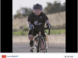 Kisah Haru di Balik Hobi Bocah 7 Tahun Ini Ikut Triathlon