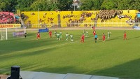 Sebelum meresmikan PS TNI, Panglima TNI Jenderal TNI Gatot Nurmantyo berkesempatan menyaksikan laga persahabatan PS TNI vs Semen Padang, yang dimulai sekitar pukul 16.00 WIB dan berakhir dengan skor sama kuat 1-1. Pool/Puspen TNI.
