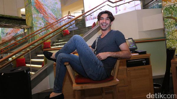 Gaya Santai Reza Rahadian