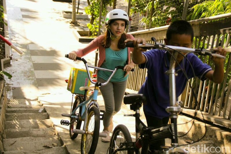 Cassandra Lee Tertantang Berkelahi dan Main BMX di Nathan & Nadia