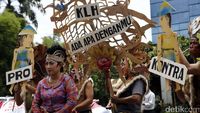 Aksi Teatrikal Rembang Bukan Kendeng