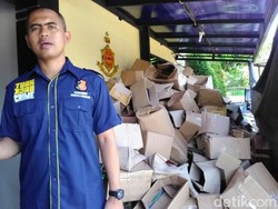 Mobil Korban Penipuan Daun Jadi Uang Ditempel Stiker Doraemon