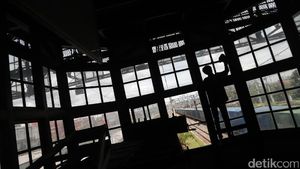 Aksi Bersih-bersih Stasiun Tanjung Priok