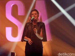 Raisa Bakal Ramaikan Parade Asia Afrika Carnival di Bandung